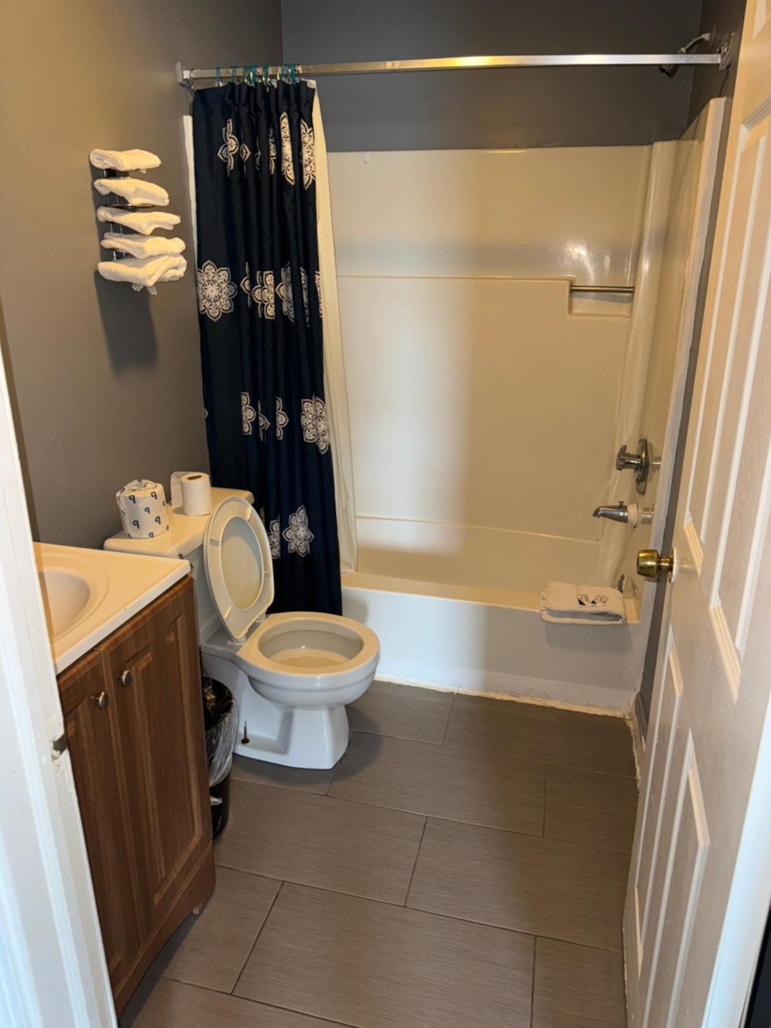 12 Ashworth Ave Suites Hampton Esterno foto